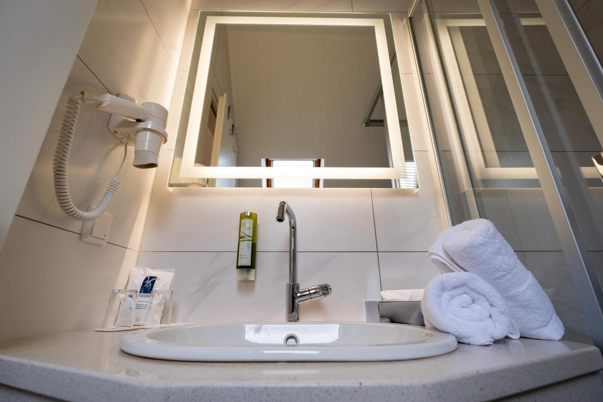 Rosenhof Am Plauer Garni Mit E-lade Saeule Hotel *