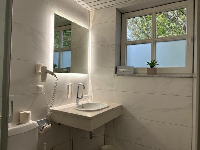 Hotel Rosenhof Am Plauer Garni Mit E-lade Saeule Plau am See