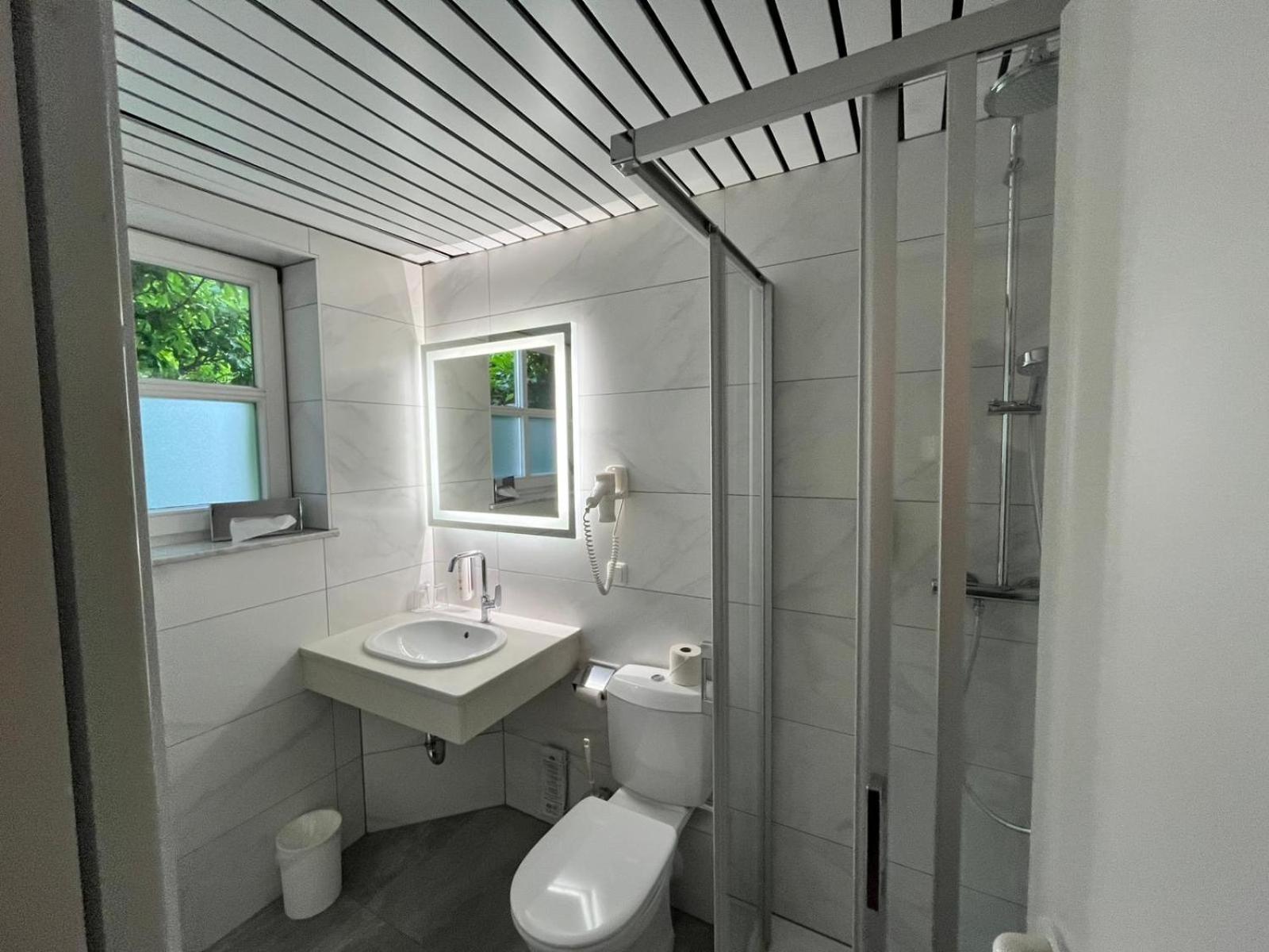Hotel Rosenhof Am Plauer Garni Mit E-lade Saeule *